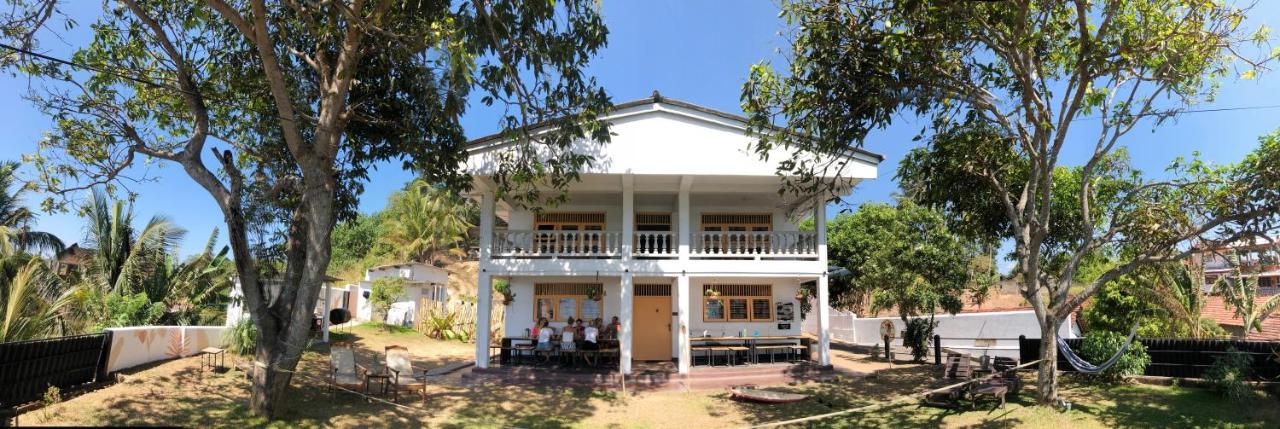 Basecamp Yoga Beach House Weligama Exterior foto